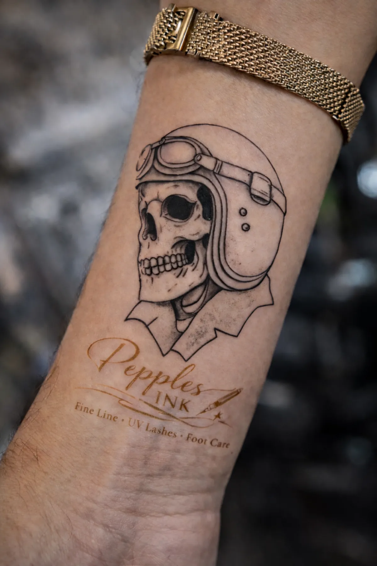 Fine Line Schädel Tattoo mit Helm