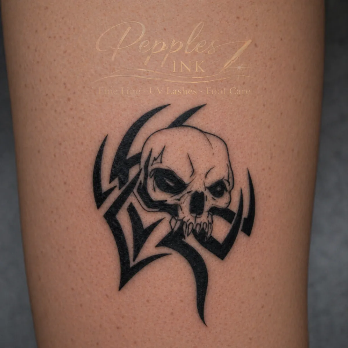 Tribal Schädel Tattoo Fine Line
