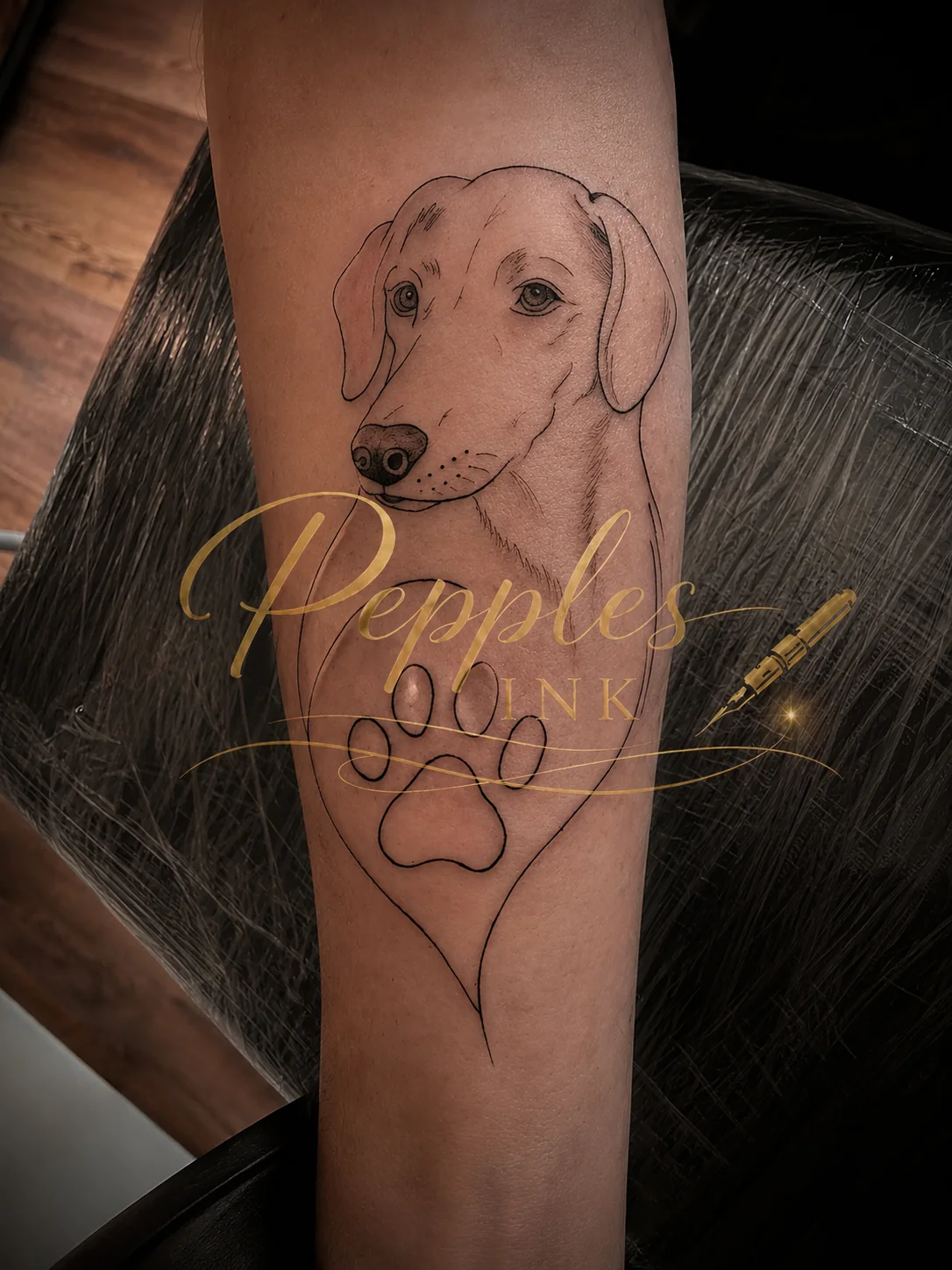 Fine Line Tattoo eines Hundes mit Pfotenabdruck
