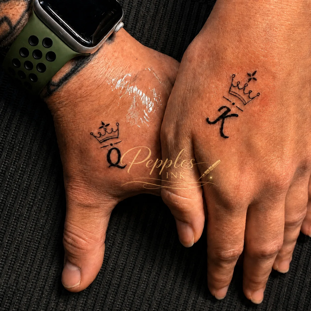 Zusammengehörige Partner-Tattoos mit feinen Kronen