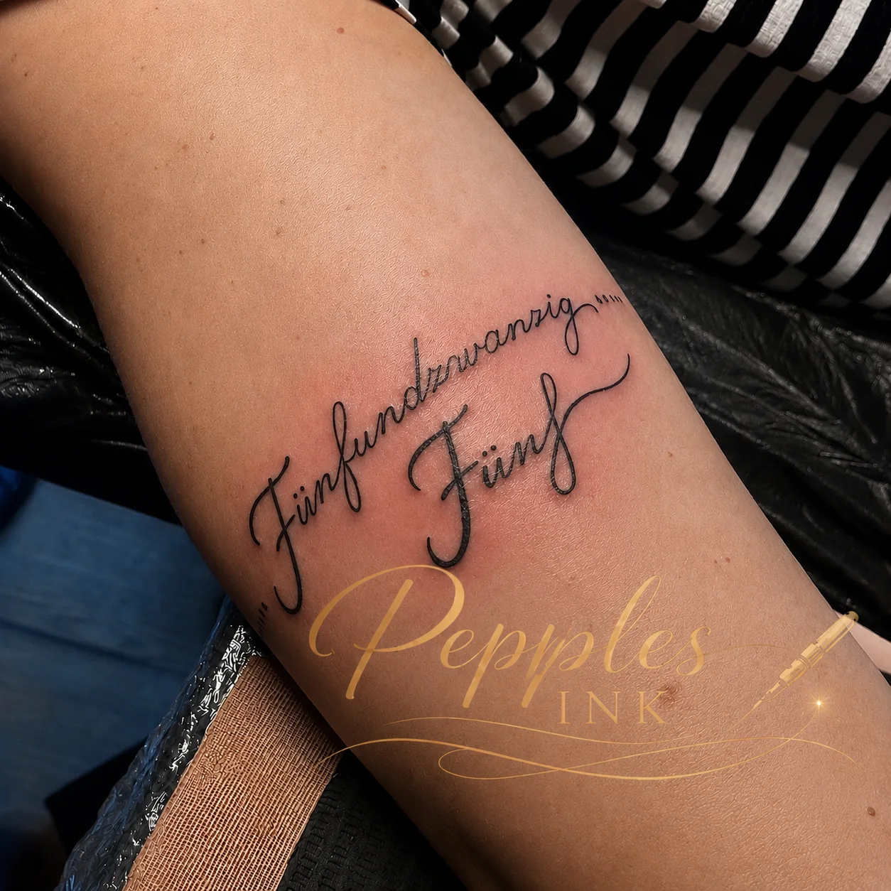 Feiner Tattoo-Schriftzug mit persönlichem Datum